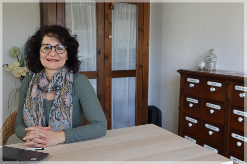 Eleonora Vatter | Praxis Holistic Healthy Biel https://holistic-healthy.ch/wp-content/uploads/2026/06/Eleonora-Buero-Holistic-Healthy-Biel-Arzneischrank.jpeg